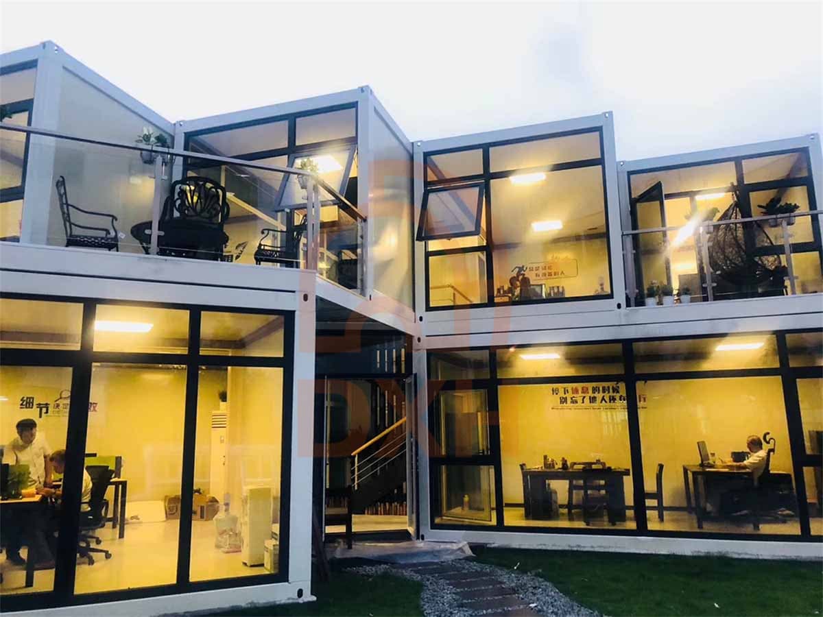 Transparent Haven: Modern and Minimalist Glass Container House 4