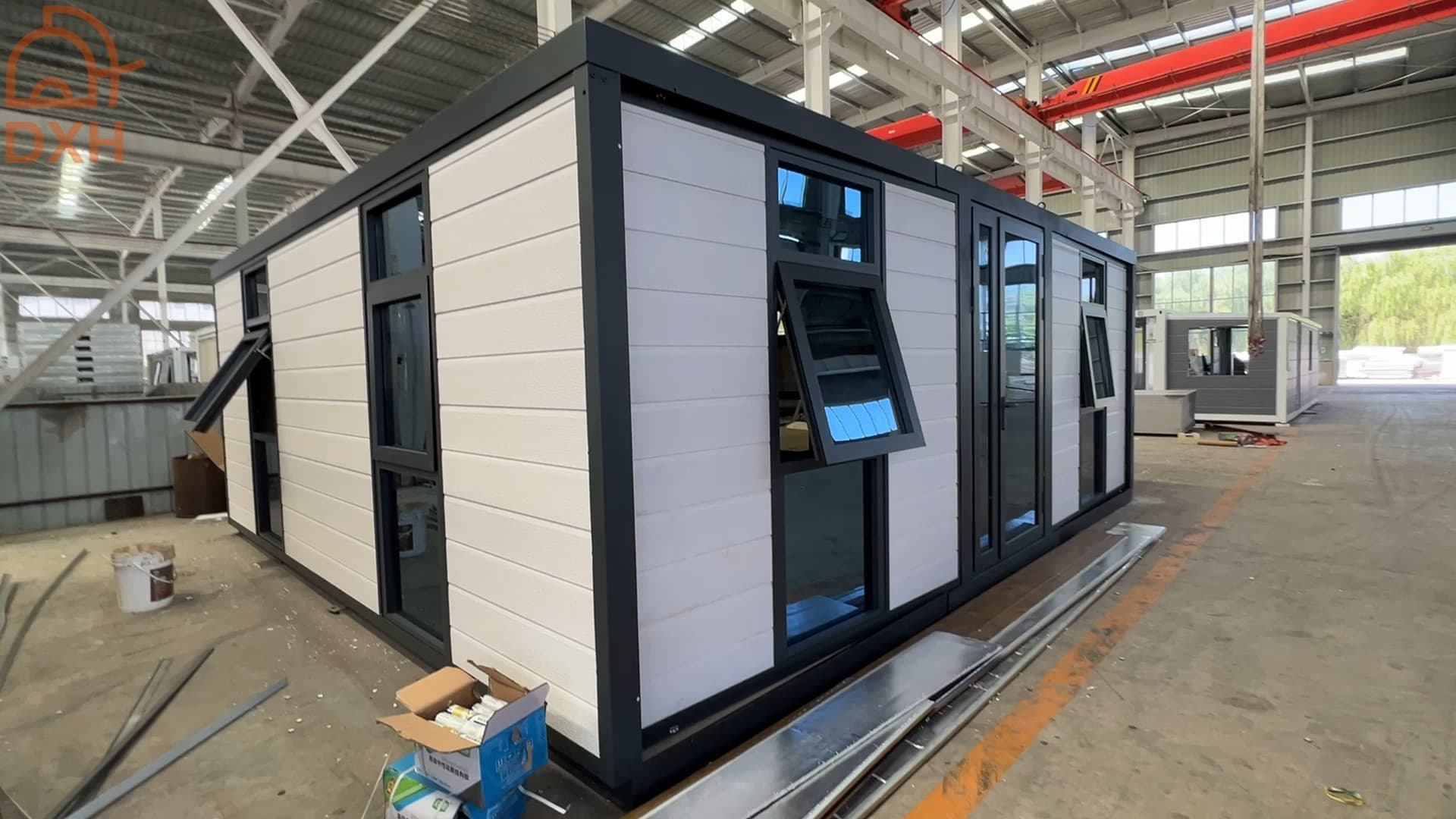 Cowinlife 20ft flat roof grey metal carved panel expandable container house with ceiling to floor windows