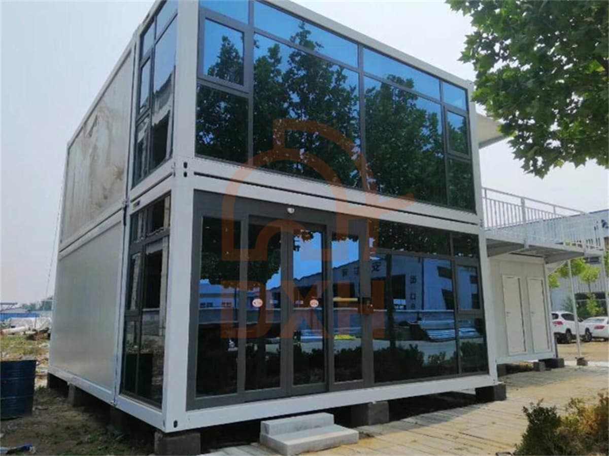 Transparent Haven: Modern and Minimalist Glass Container House 5