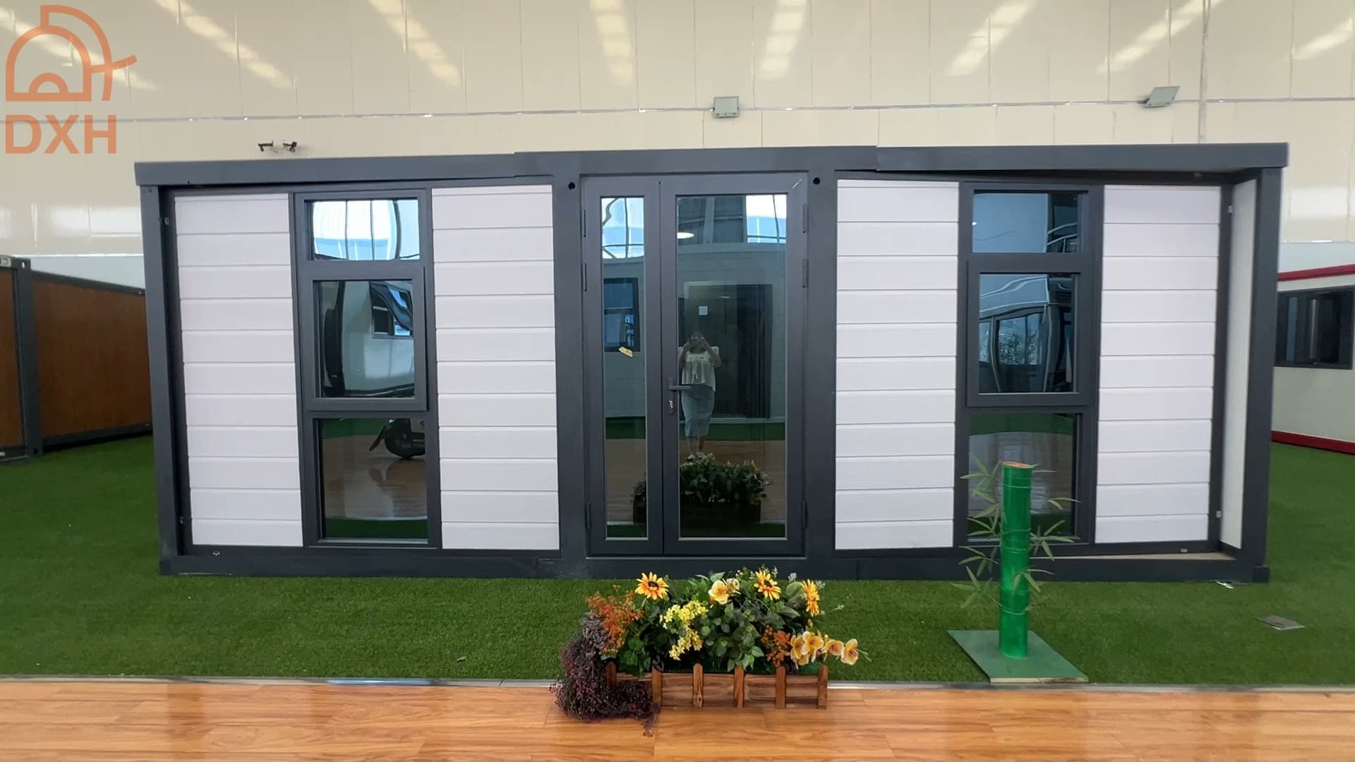 Cowinlife high quality 20ft flat roof expandable container house with floor to ceiling window luxury home