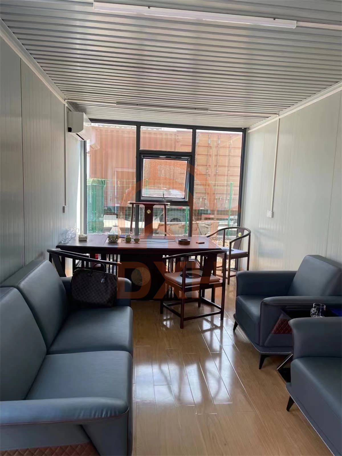 Take advantage of a container house to quickly set up an office 3