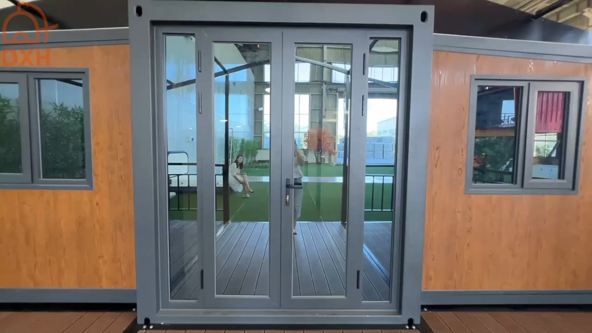 Cowinlife 40ft wood grain color board luxury expandable container house with 3 bedrooms 1 bathroom display
