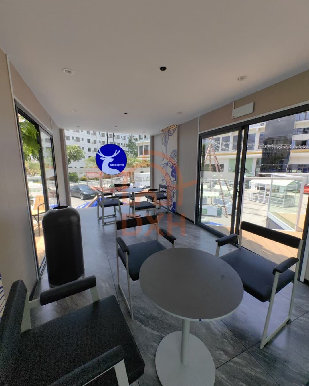 The modern container cafe is stylish, environmentally friendly and mobile at any time