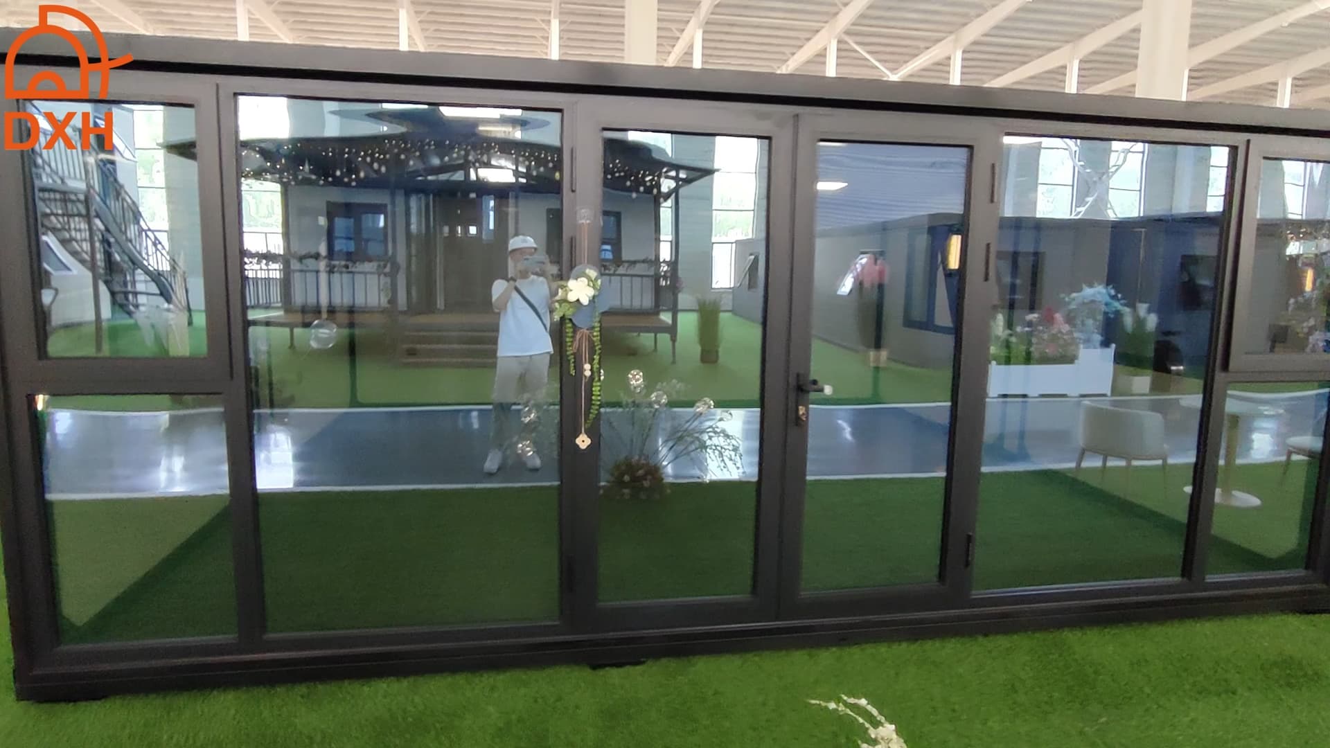 Cowinlife small 20ft expandable container house with large glass wall, is it you like design?