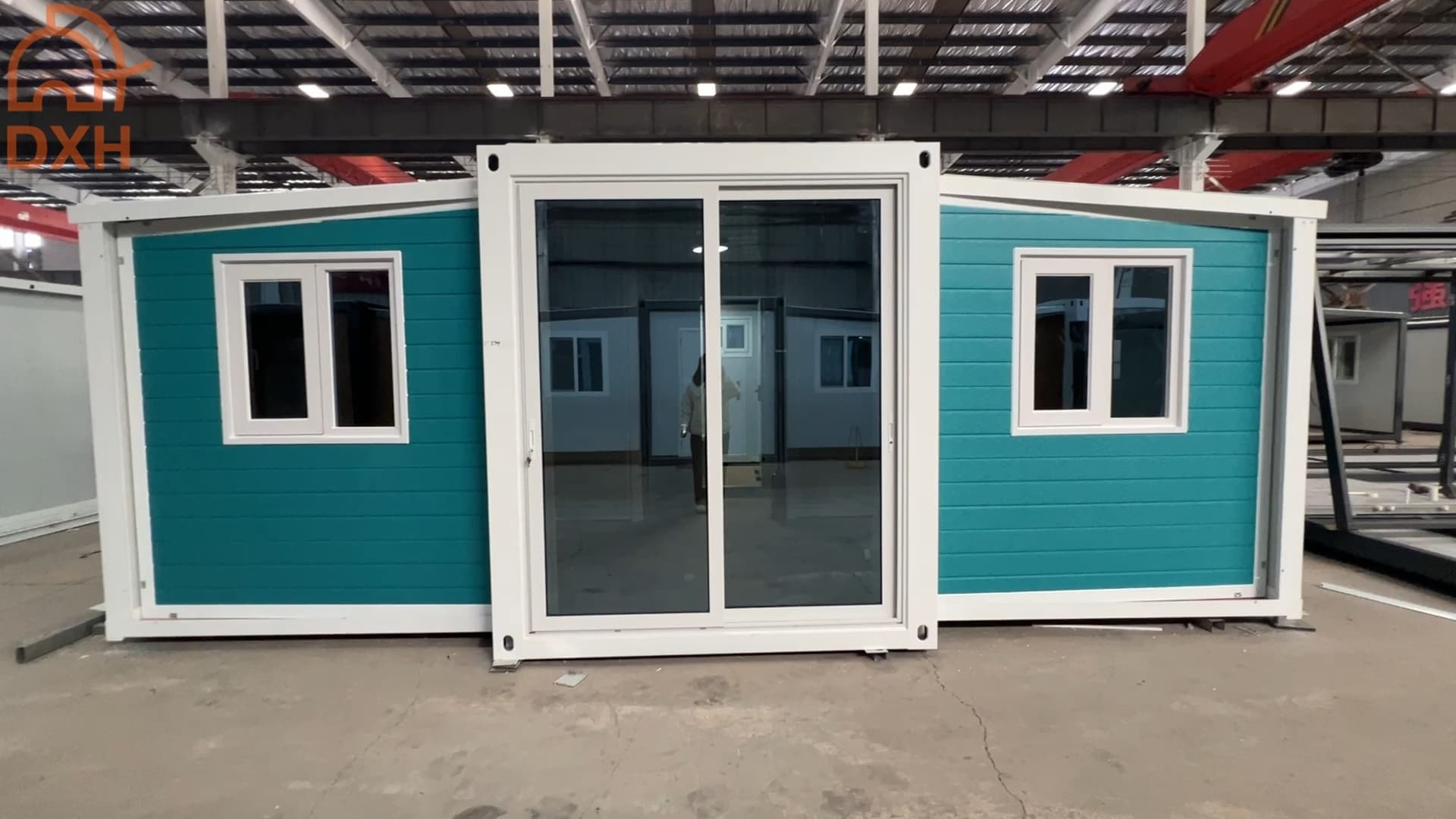 Cowinlife affordable 20ft expandable container house cyan metal carved panels movable home
