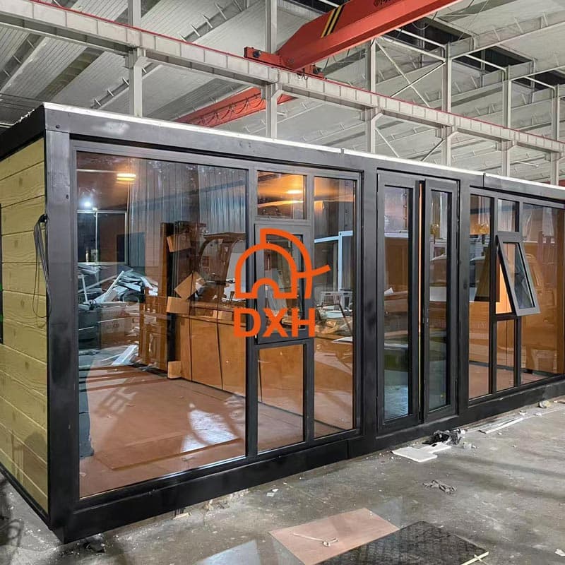 Expandable Container with Flat Roof