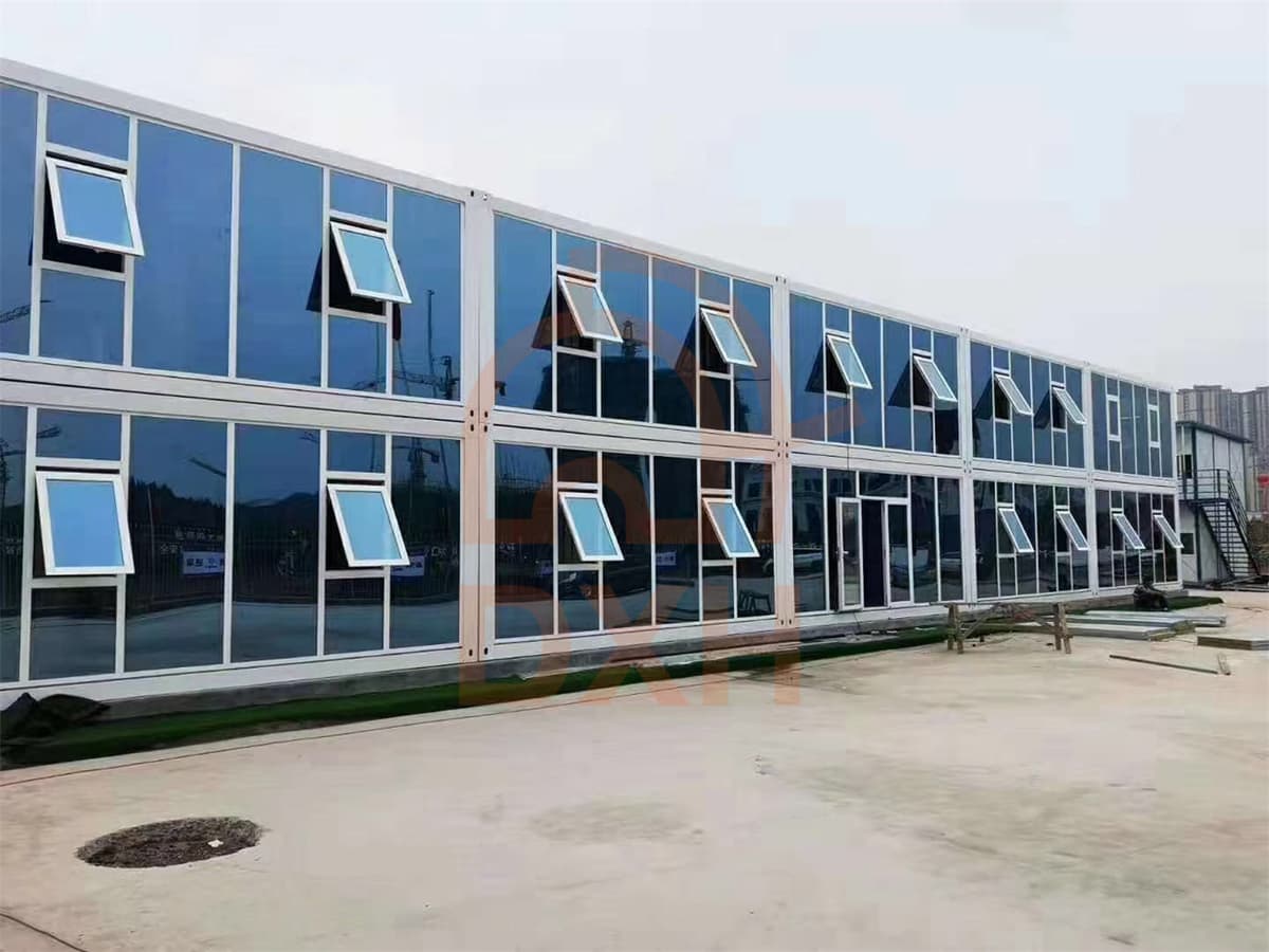 Transparent Haven: Modern and Minimalist Glass Container House 3