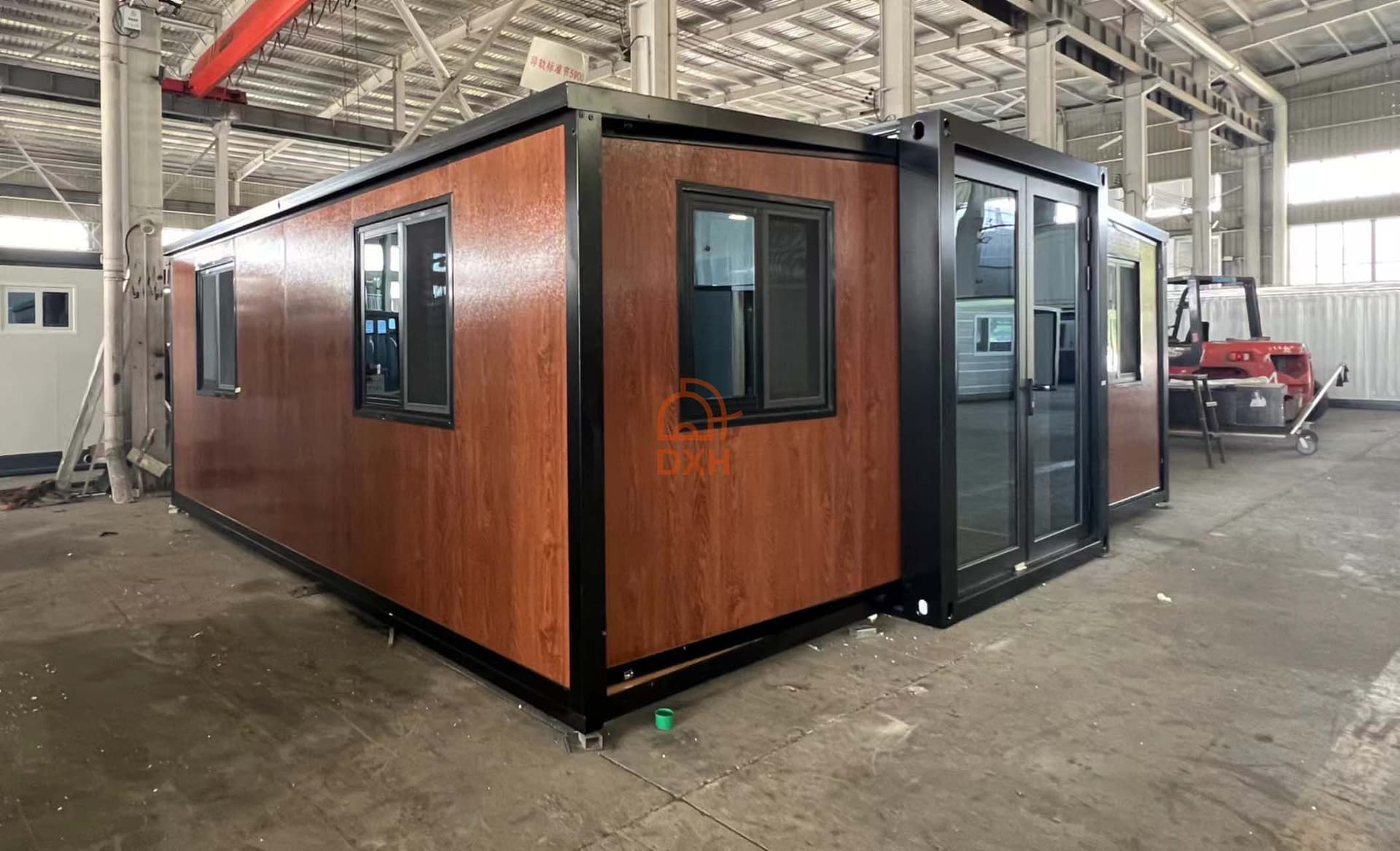 China manufacturer Cowinlife 20ft wood grain color luxury expandable container house with 2 bedrooms 1 bathroom 1 kitchen 3