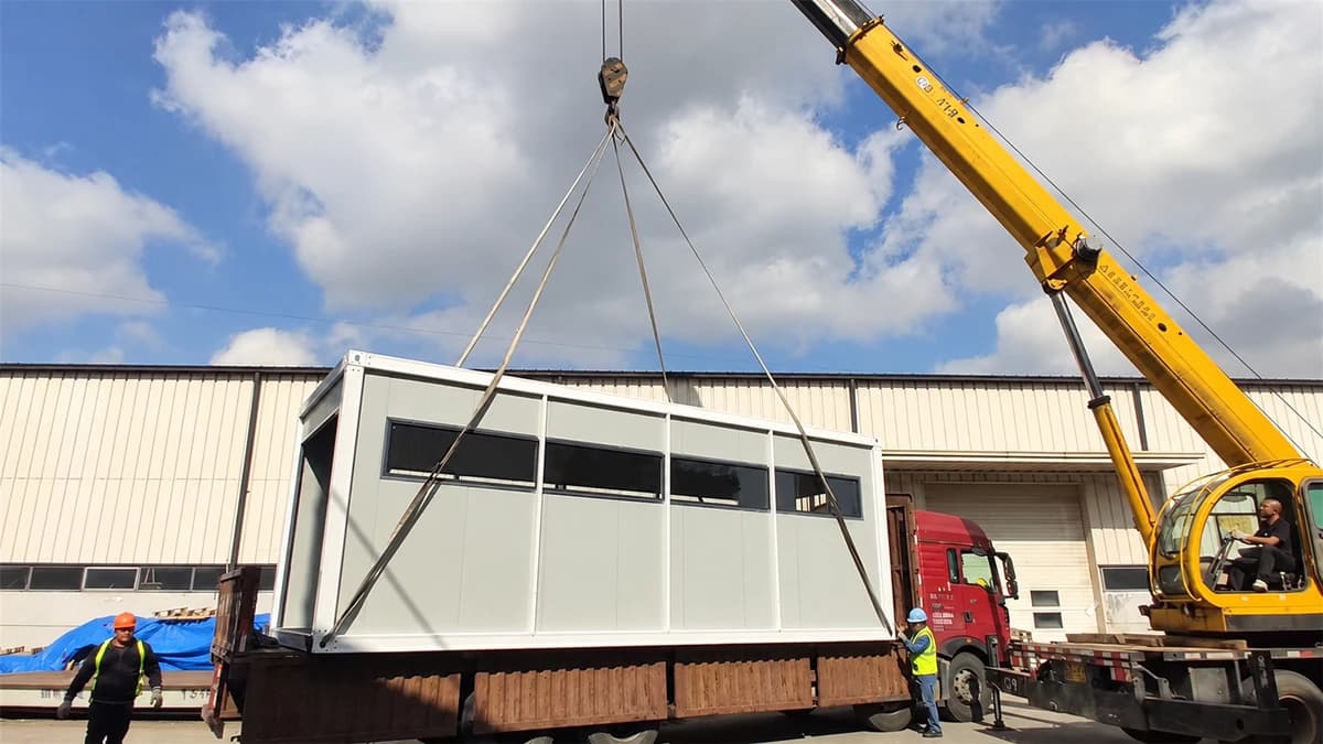 Take advantage of a container house to quickly set up an office 1