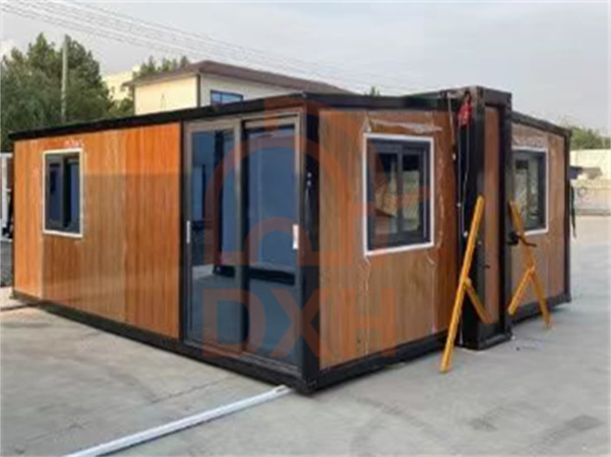 Portable Living Space: 20ft Expandable Container House 1
